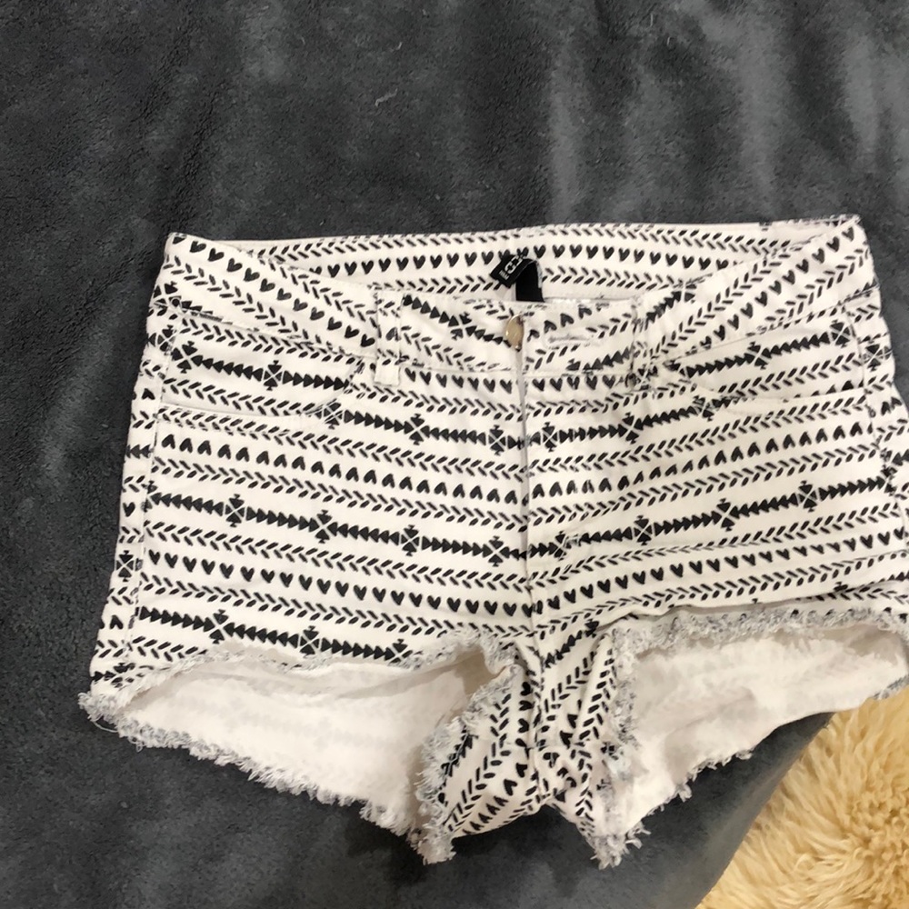 Divided pattered denim shorts